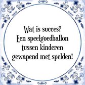 Tegeltje met Spreuk (Tegeltjeswijsheid): Wat is succes? Een speelgoedballon tussen kinderen gewapend met spelden! + Kado verpakking & Plakhanger