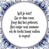 Tegeltje met Spreuk (Tegeltjeswijsheid): Wil je iets? Ga er dan voor. Zorg dat het gebeurt. Het enige wat zomaar uit de lucht komt vallen is regen! + Kado verpakking & Plakhanger