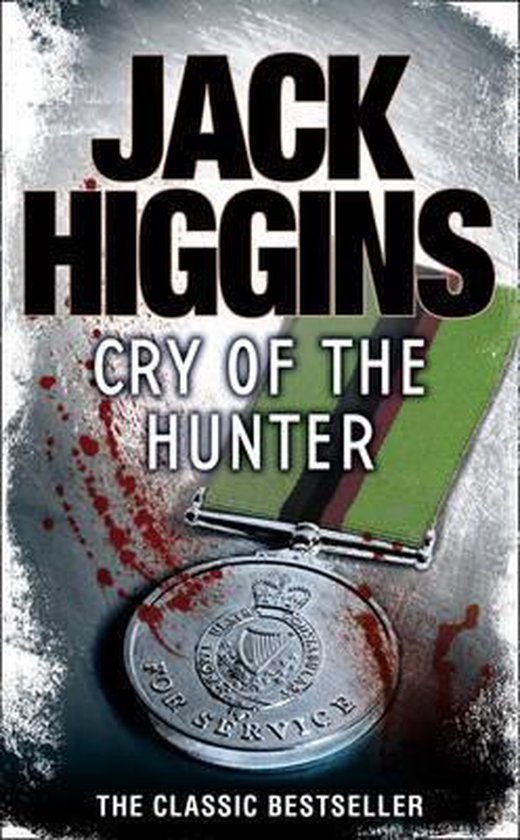 Boekomslag van Jack Higgins 'Cry of the Hunter' met een medaille en bloedspatten.