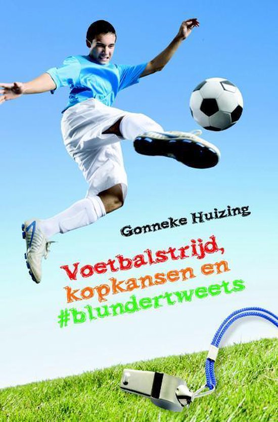 Jongen in blauw shirt en witte broek trapt tegen een voetbal. Groen gras en blauwe lucht.