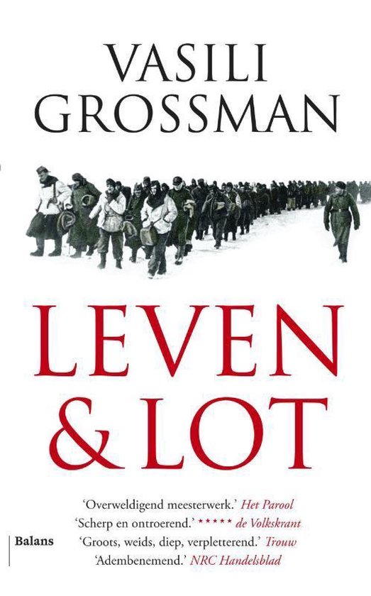 Boekomslag met de titel 'Leven & Lot' van Vasili Grossman. Een groep soldaten loopt in de sneeuw.