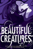Titelillustratie van 'Beautiful Creatures: The Manga' met een vrouw met donker haar en een bloem in haar haar. De tekst 'BEAUTIFUL CREATURES' staat groot in het midden.