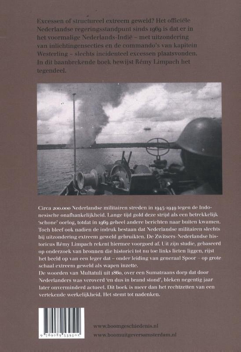 Historische foto van een boot met op de achtergrond rook en een helm.