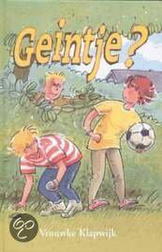 Boekcover met de titel "Geintje?". Twee jongens in de buitenlucht, één met een voetbal.