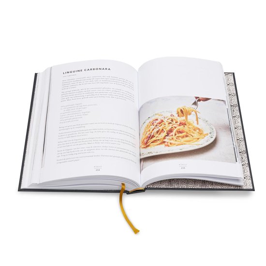 Open kookboek met recept voor 'Linguine Carbonara' en foto van het gerecht.