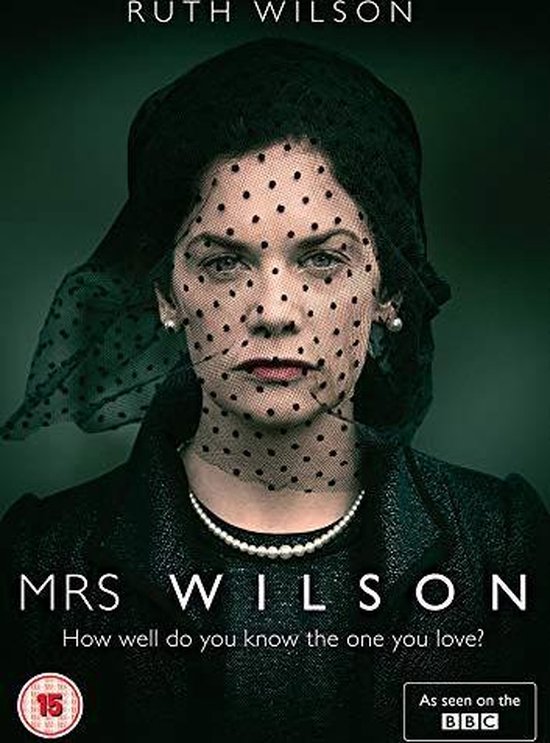 Poster van de film "Mrs. Wilson" met Ruth Wilson in een zwarte sluier met stippen, parelketting en zwarte kleding. Op de achtergrond staat "As seen on the BBC".