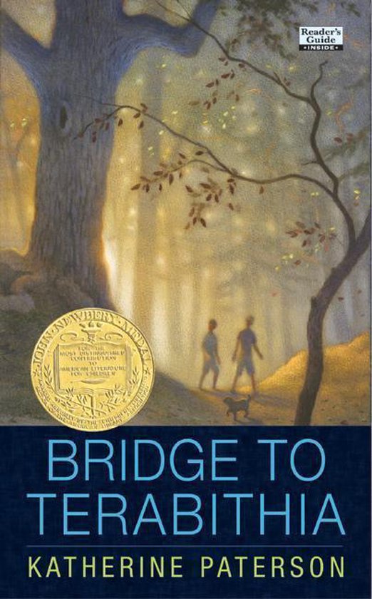 Livre "Bridge to Terabithia" avec une médaille dorée Newbery Medal sur la couverture. Deux enfants et un chien marchent sur un sentier forestier.