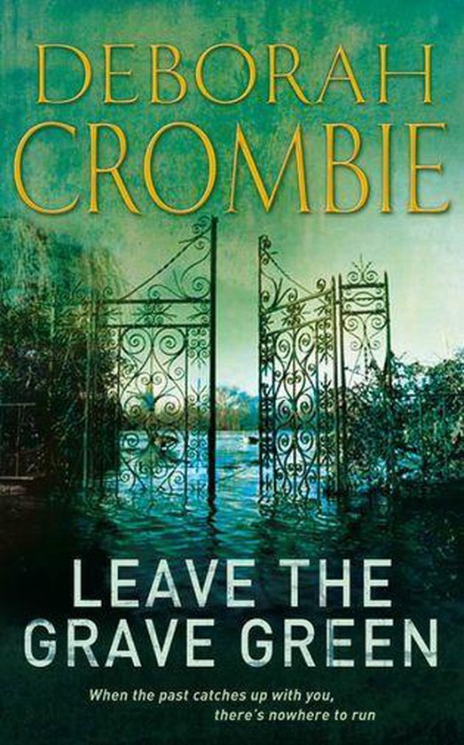 Boekomslag: ijzeren hekken in een groen, overstroomd landschap. Titel: Leave the Grave Green door Deborah Crombie.