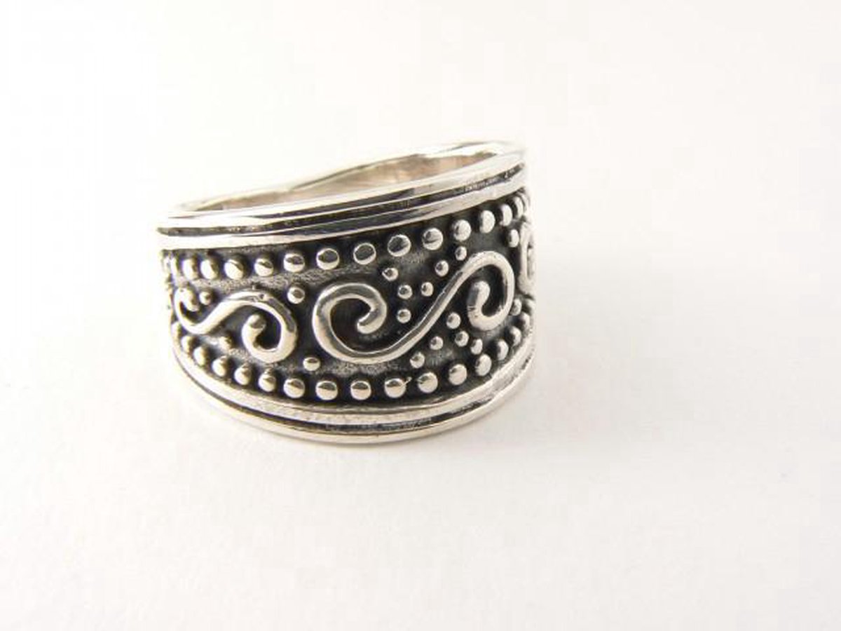 Zilveren ring met fantasiegravering - maat 18.5