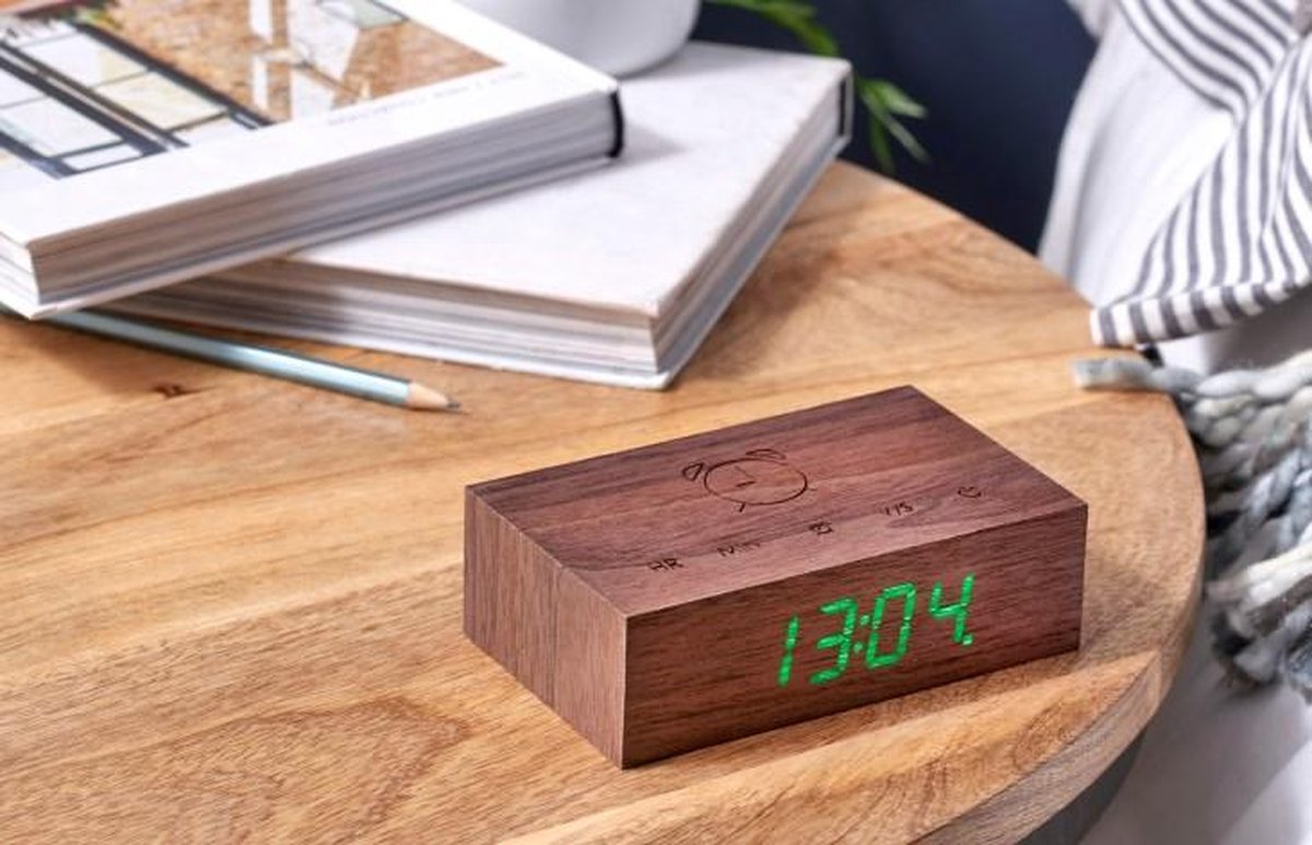 Gingko Flip Click Clock Alarmklok - Walnoot/LED Groen