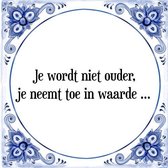 Tegeltje met Spreuk (Tegeltjeswijsheid): Je wordt niet ouder, je neemt toe in waarde ... + Kado verpakking & Plakhanger