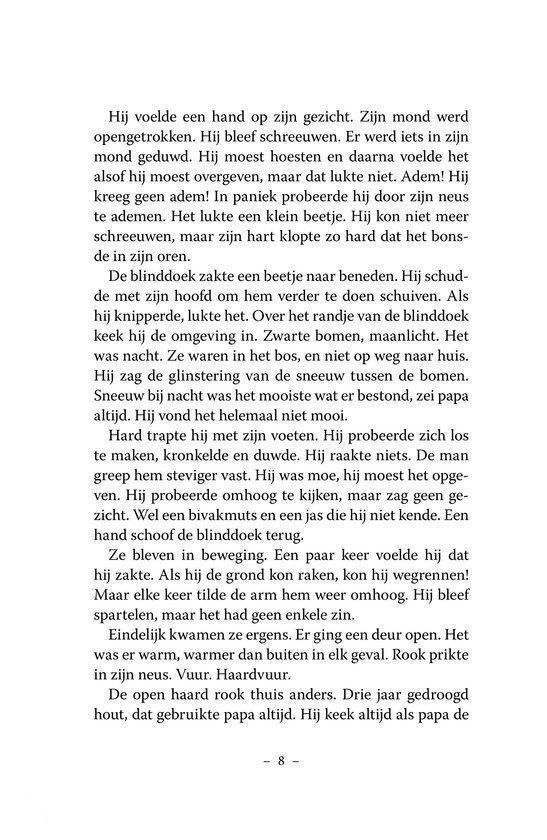 Een open boek met donkere letters op een witte achtergrond.