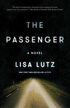 Boekomslag van 'The Passenger' door Lisa Lutz. Donkere cover met een weg die verdwijnt in de mist. Titel en auteur in witte letters.