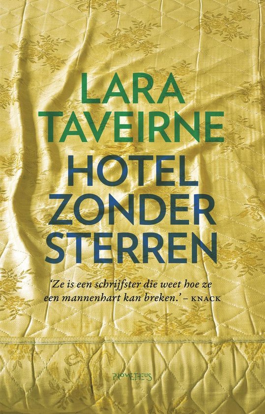 Boek "Hotel zonder sterren" van Lara Taverne op een gouden, gewatteerde achtergrond met bloemenpatroon.