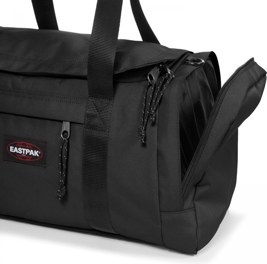 Detail van een zwarte Eastpak Reader S+ reistas met open ritsvak.