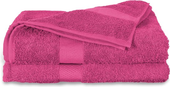 Twee op elkaar gestapelde fuchsia roze badstof handdoeken met een gestreept boord.