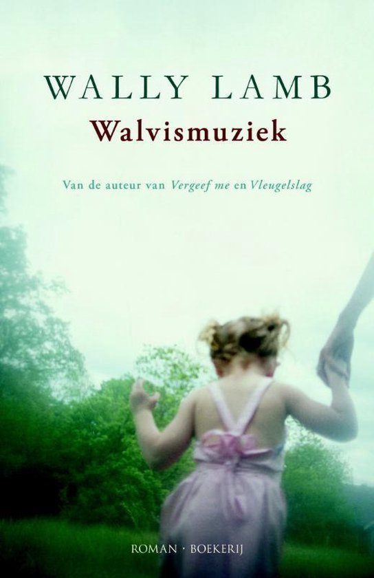 Boek Walvismuziek met op de voorkant een meisje in een roze jurk dat aan de hand wordt meegenomen, met bomen op de achtergrond.