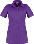 Paarse blouse met korte mouwen, twee borstzakken en twee steekzakken. Sluiting met knopen.