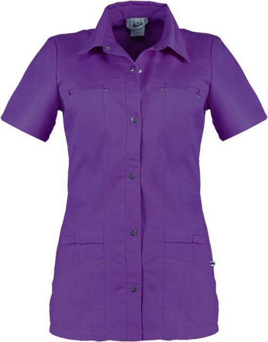 Paarse blouse met korte mouwen, twee borstzakken en twee steekzakken. Sluiting met knopen.