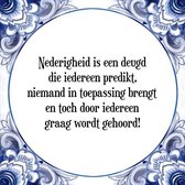 Tegeltje met Spreuk (Tegeltjeswijsheid): Nederigheid is een deugd die iedereen predikt, niemand in toepassing brengt en toch door iedereen graag wordt gehoord! + Kado verpakking &