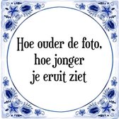 Tegeltje met Spreuk (Tegeltjeswijsheid): Hoe ouder de foto, hoe jonger je eruit ziet + Kado verpakking & Plakhanger