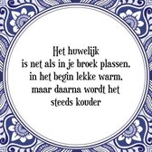 Tegeltje met Spreuk (Tegeltjeswijsheid): Het huwelijk is net als in je broek plassen, in het begin lekke warm, maar daarna wordt het steeds kouder + Kado verpakking & Plakhanger