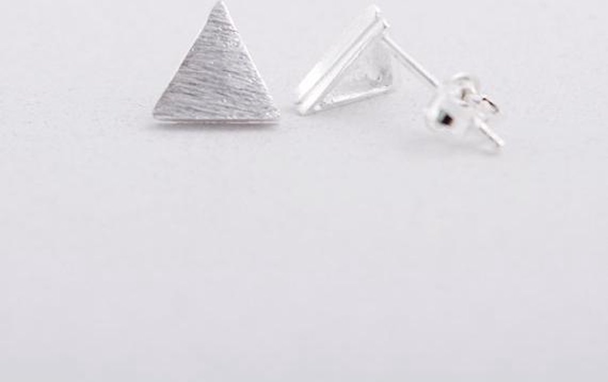24/7 Jewelry Collection Driehoek Oorbellen - Oorknopjes - Geborsteld - Minimalistisch - Zilver
