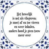 Tegeltje met Spreuk (Tegeltjeswijsheid): Het huwelijk is net als vliegeren; je moet af en toe vieren en weer inhalen, anders houd je geen touw meer over + Kado verpakking & Plakhan