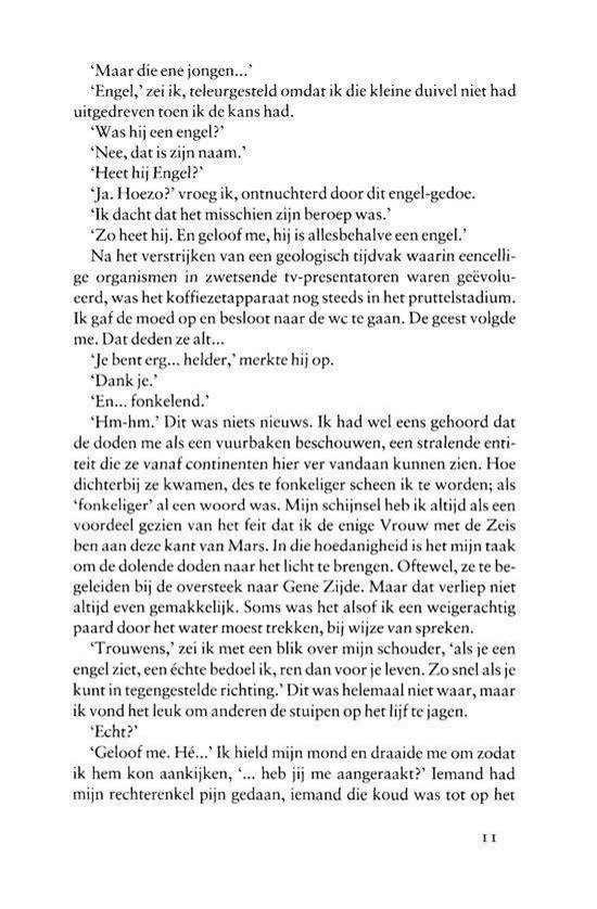 Een vrouw in witte broek met een zilveren sandaal met schedeldetail op haar voet, en een sikkel in haar hand. Tekst 'EERSTE STEEN RECHTS'.