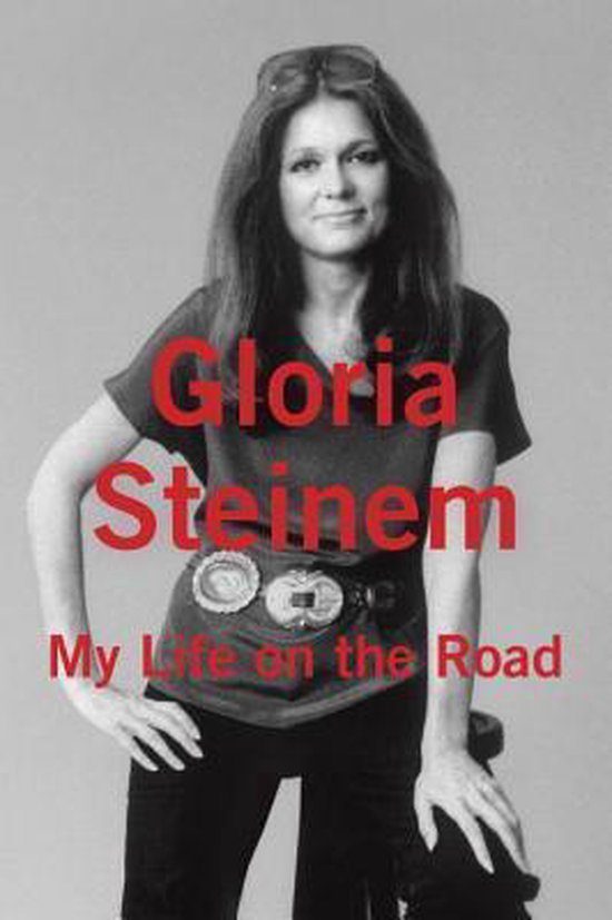 Gloria Steinem, My Life on the Road: couverture de livre avec un portrait de Gloria Steinem en texte rouge.