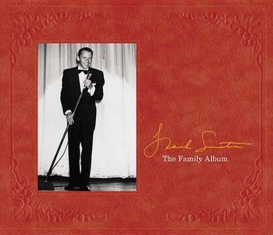 Frank Sinatra in smoking, met microfoon, op podium. "The Family Album"
