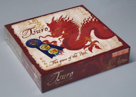 Tsuro bordspel met rode draak, Chinese karakters, 'The game of the Path' en een blauwe lint award.