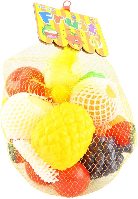 Speelgoedfruit in een geel net, met ananas, druiven, appels, peren en sinaasappels.