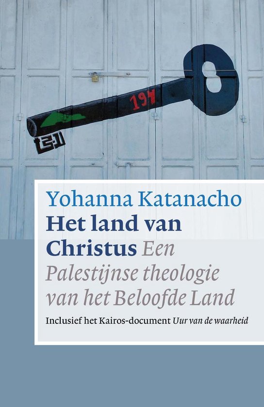 Een grote sleutel met '194' erop geschilderd op een witte deur. Titel: Het land van Christus.