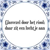 Tegeltje met Spreuk (Tegeltjeswijsheid): Glasvezel door het riool; daar zit een luchtje aan + Kado verpakking & Plakhanger