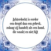 Tegeltje met Spreuk (Tegeltjeswijsheid): Achterdocht is eerder een deugd dan een gebrek, zolang zij handelt als een hond, die waakt en niet bijt + Kado verpakking & Plakhanger