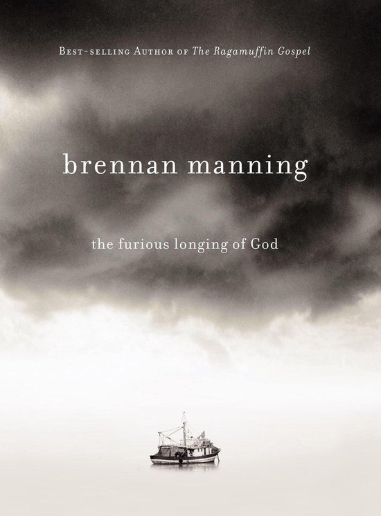 Boekomslag met de tekst 'brennan manning the furious longing of God' boven een kleine vissersboot op een sereen water onder een dreigende hemel.
