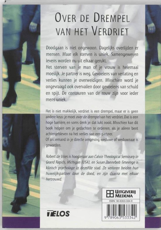 Achterkant van een boek met de titel 'Over De Drempel Van Het Verdriet' en beschrijvingen.