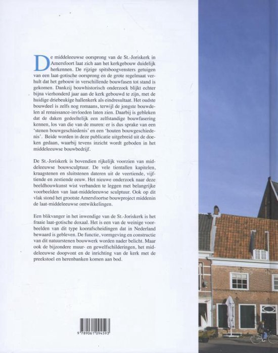 Bladzijde uit een boek met een tekst over de Sint-Joriskerk in Amersfoort en een afbeelding van de kerk.