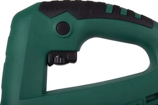 Close-up van de schakelaar en het handvat van de groene VONROC decoupeerzaag.