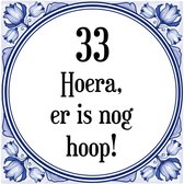 Verjaardag Tegeltje met Spreuk (33 jaar: Hoera! Er is nog hoop! 33! + cadeau verpakking & plakhanger