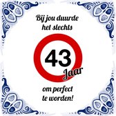 Verjaardag Tegeltje met Spreuk (43 jaar): bij jou duurde het slechts 43 jaar om perfect te worden + Cadeau verpakking & Plakhanger