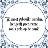 Tegeltje met Spreuk (Tegeltjeswijsheid): Tijd moet gebruikt worden, het geeft geen rente zoals geld op de bank! + Kado verpakking & Plakhanger