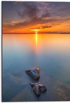 WallClassics - Dibond - Weggaande Zon aan het Water - 50x75 cm Foto op Aluminium (Wanddecoratie van metaal)