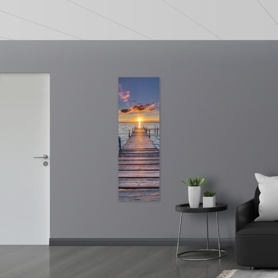 WallClassics - Muursticker - Terrasse en Bois au-dessus de la Mer Calme avec Soleil - 50x150 cm Photo sur Muursticker