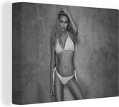 Canvas Schilderij Zwart-witte foto van een vrouw in een bikini - 80x60 cm - Wanddecoratie