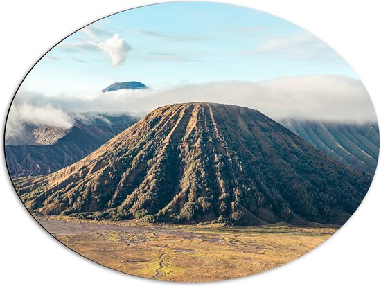 WallClassics - Dibond Ovaal - Wolken boven Bromo Vulkaan, Indonesië - 80x60 cm Foto op Ovaal (Met Ophangsysteem)