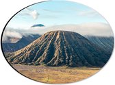 WallClassics - Dibond Ovaal - Wolken boven Bromo Vulkaan, Indonesië - 28x21 cm Foto op Ovaal (Met Ophangsysteem)