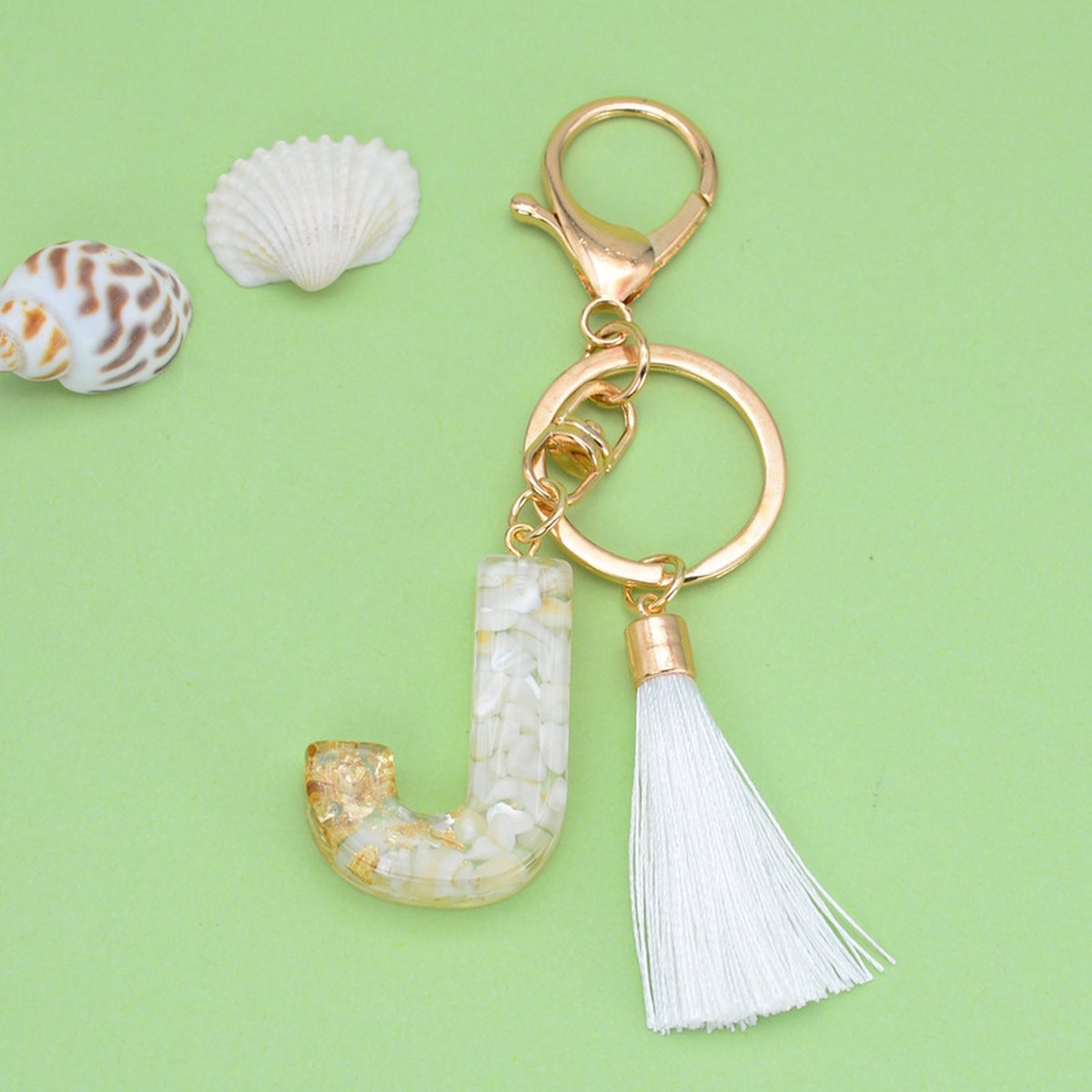 Sleutelhangers of voor je tas van A tot Z - met een pompon of kwastje - met letter - mooi design - handgemaakt - sleutelhangers - design - mode - goud - zwart - blauw - roze- rood