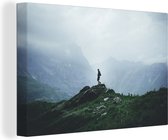 Canvas Schilderij Eenzame wandelaar in de mist - 90x60 cm - Wanddecoratie